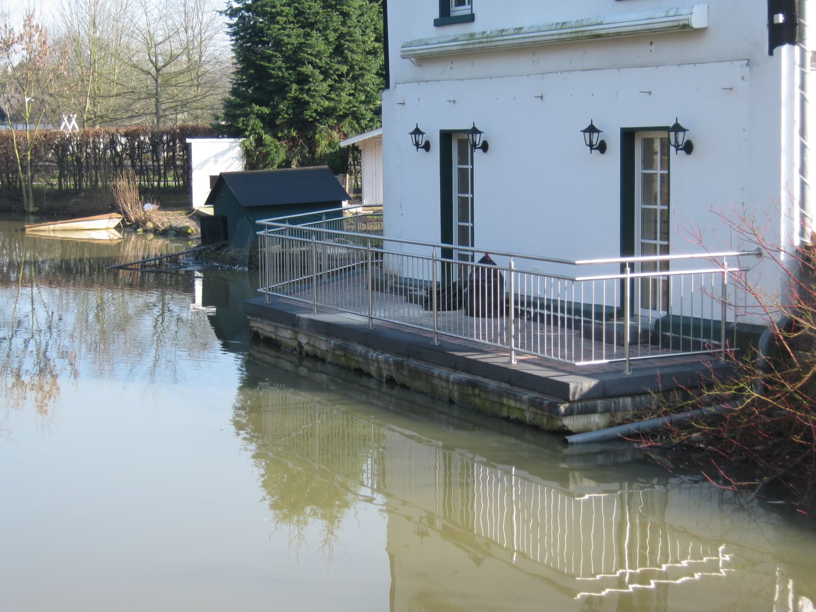 Terrassenkante mit Edelstahlgeländer am Wasser
