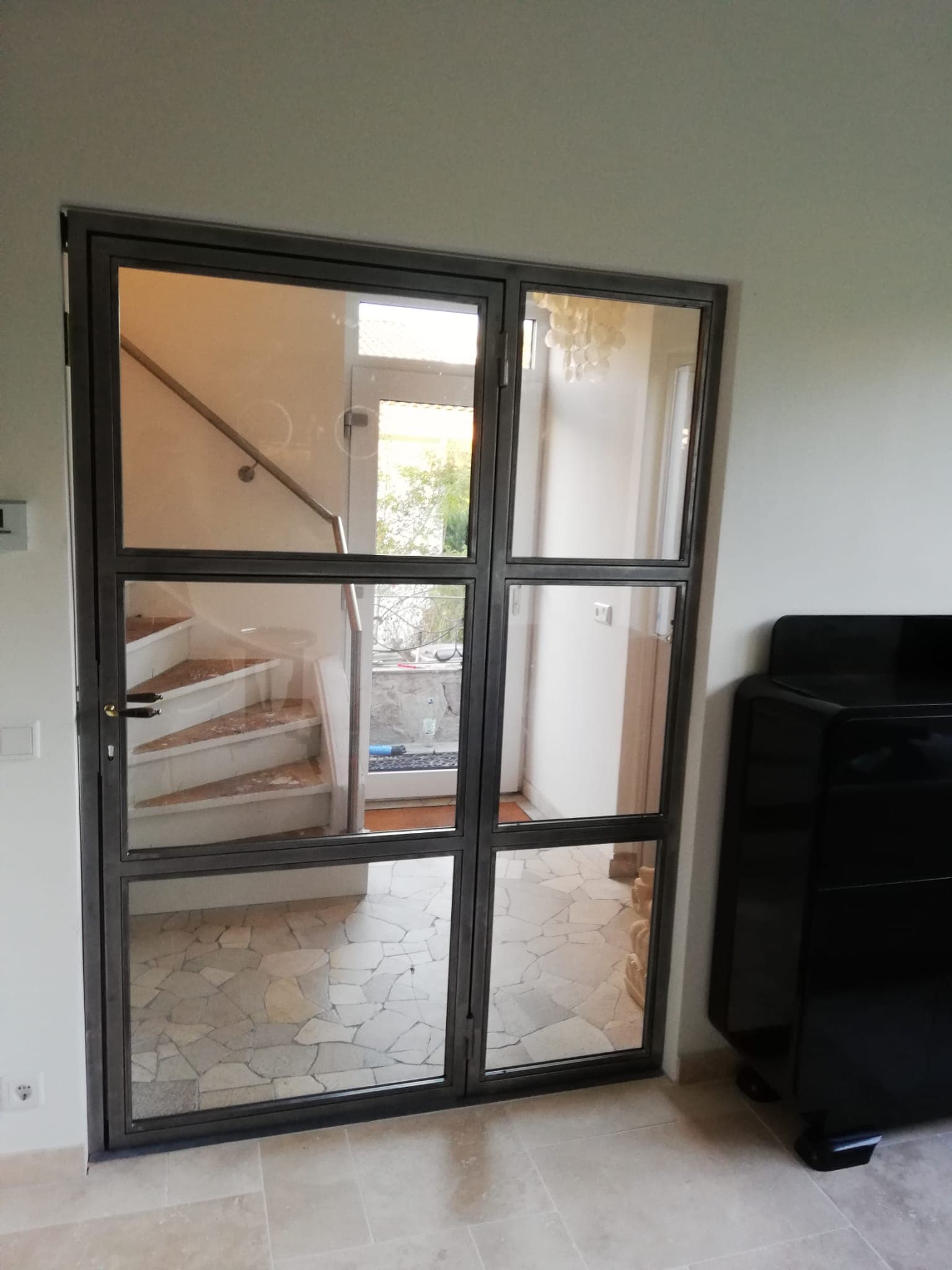Loft-Tür-Anlage mit Glasflächen und Rohstahlrahmen
