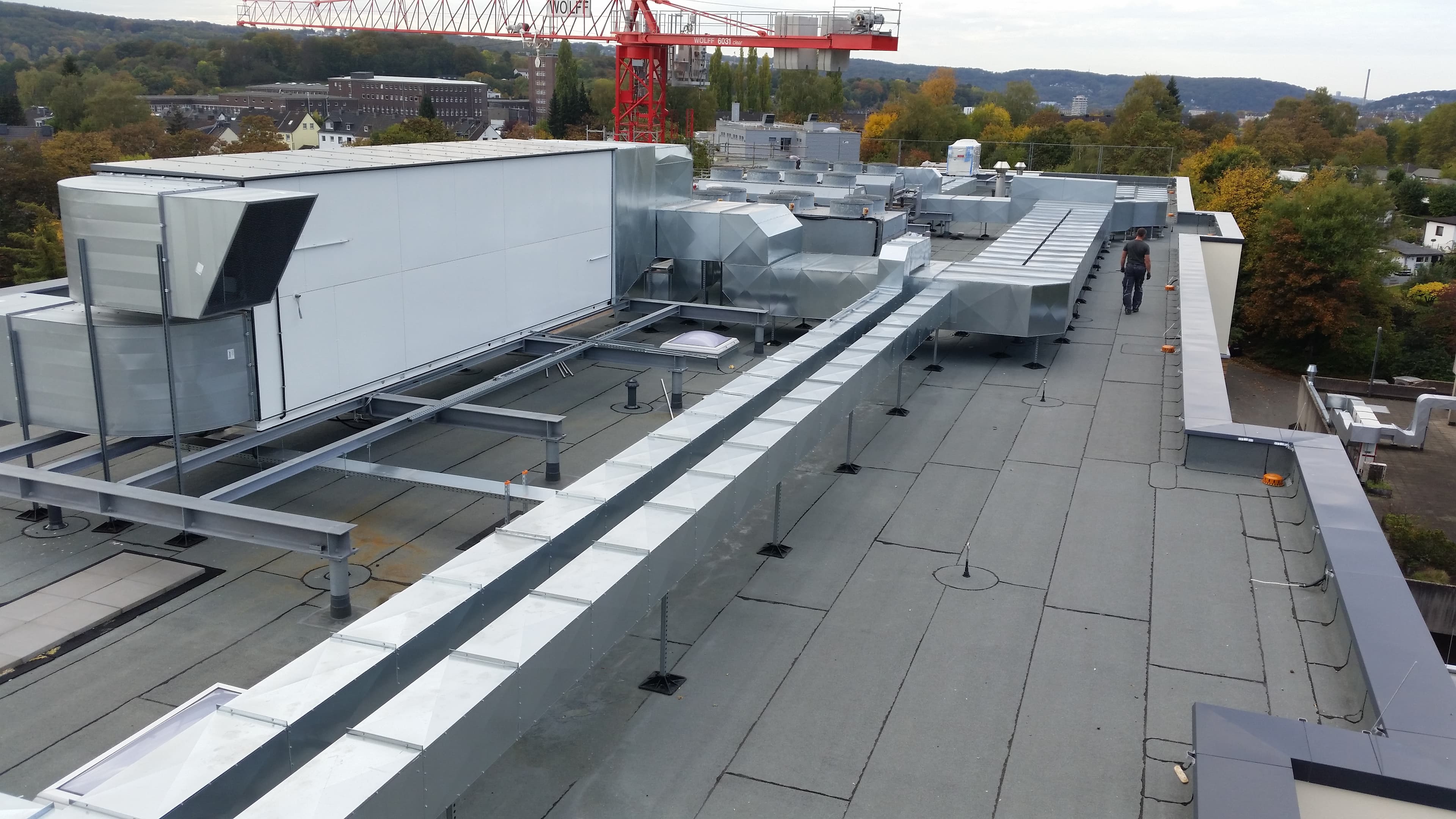 Dachaufbauten auf einer technischen Anlage mit Stahlunterkonstruktion