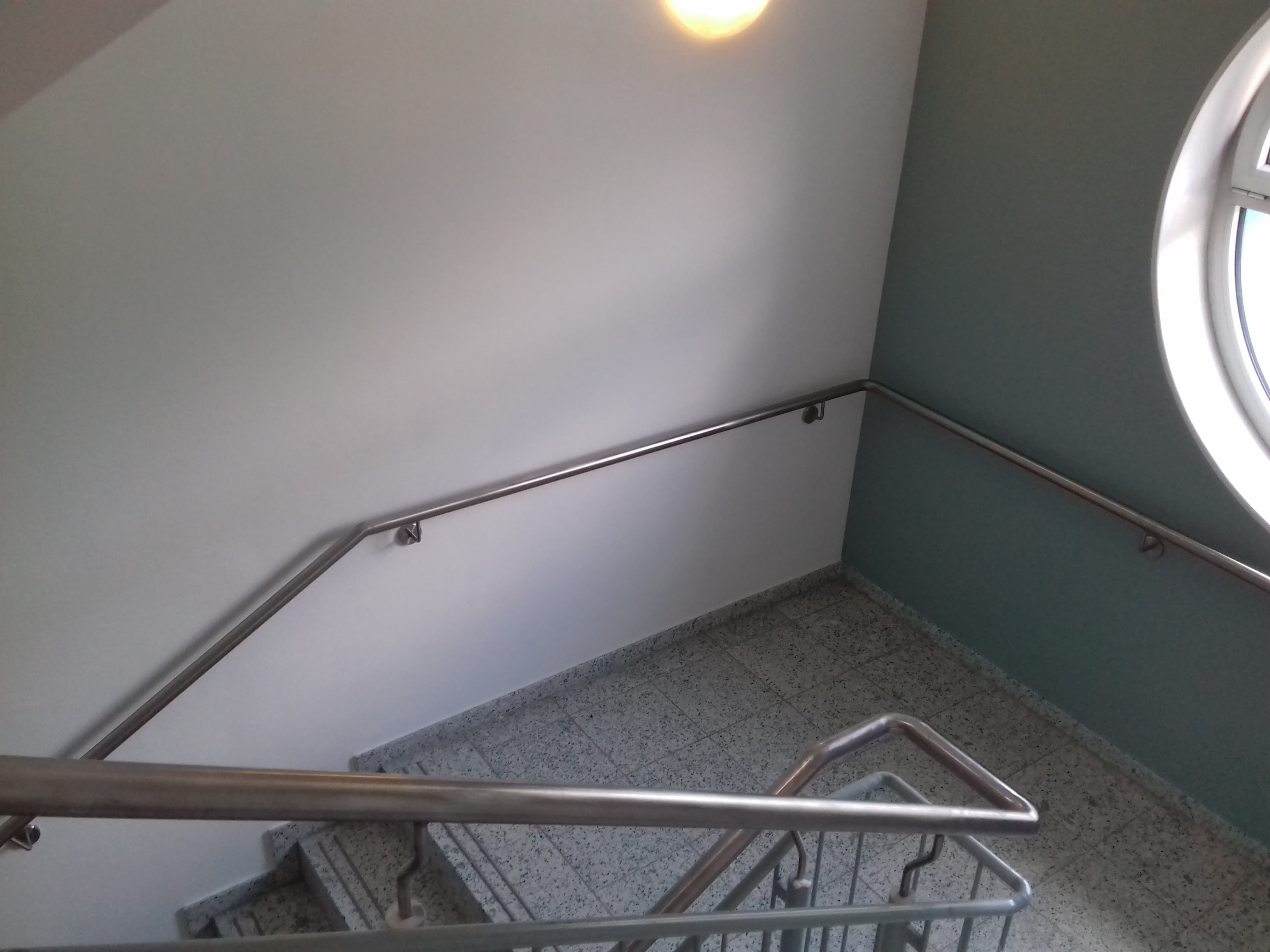 Handlaufanlage im Treppenhaus mit mehreren Richtungswechseln
