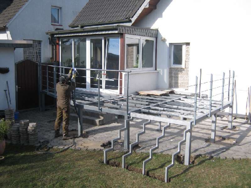Terrassenunterkonstruktion aus Stahl in der Ausführung vor Ort